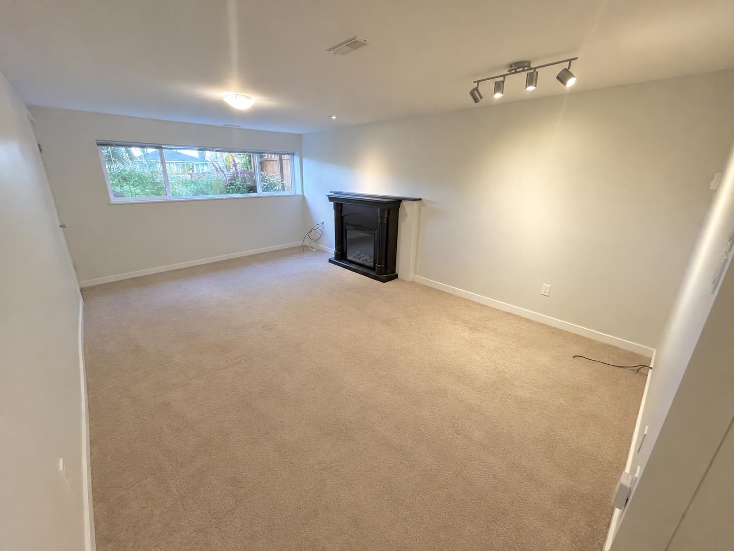 Unit basement - 4825 Georgia Street, Burnaby 2
